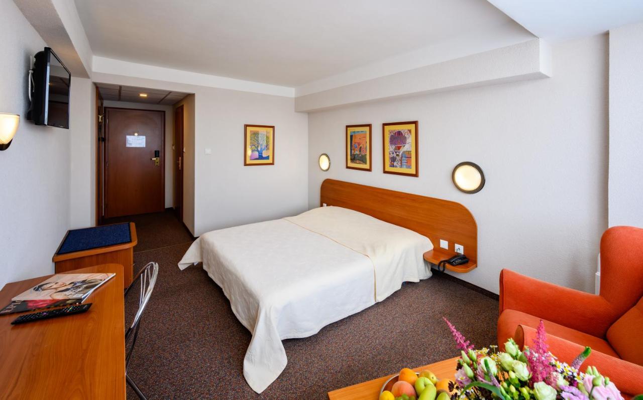 Hotel Lux Banská Bystrica Exteriör bild