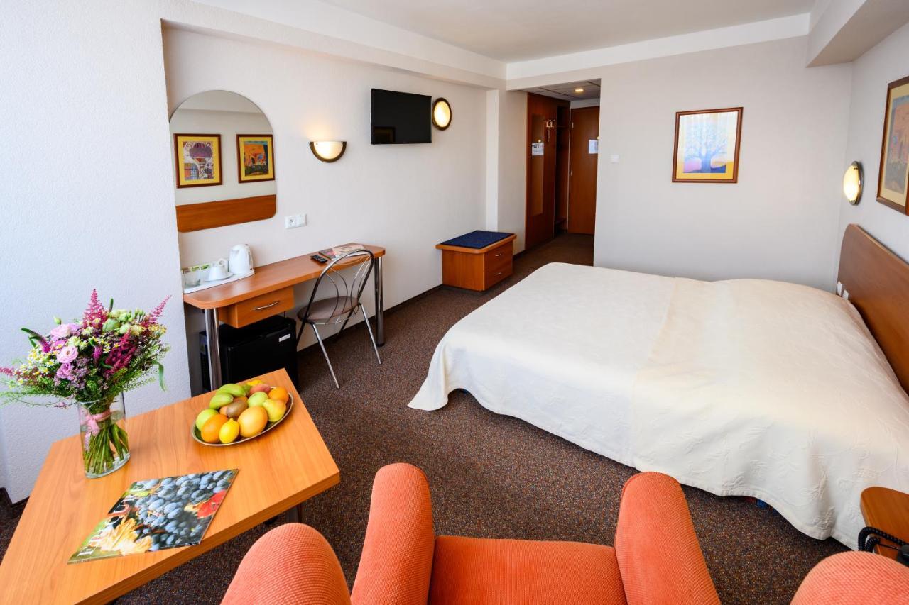 Hotel Lux Banská Bystrica Exteriör bild